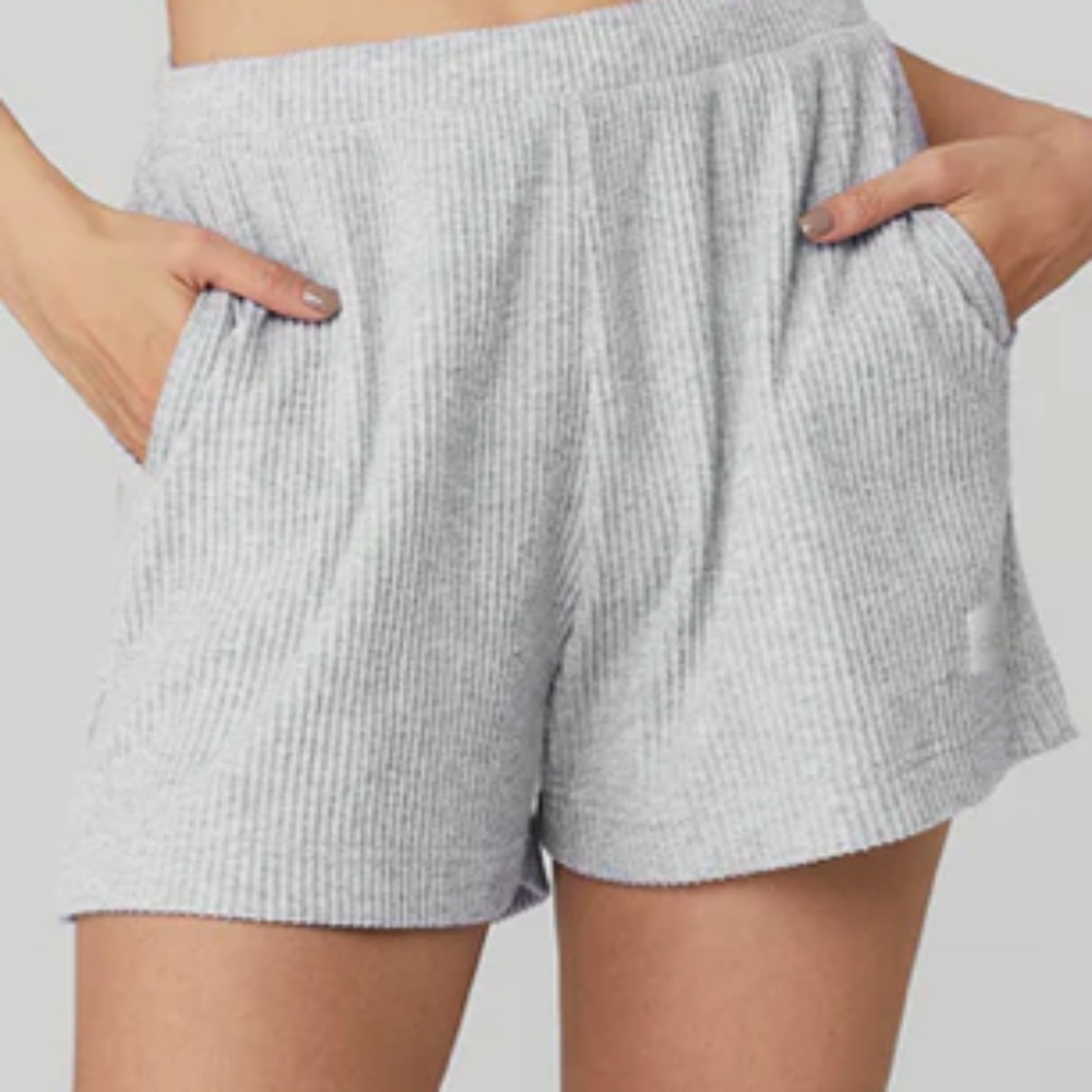 Alo Yoga Muse Shorts  XS Heather Gray
